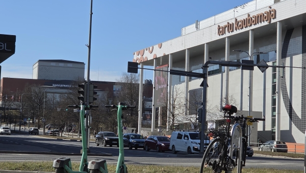 Hoolimata kevadistest ilmadest Võru linnapildis Bolti laenurattaid ei näe. Küll olid kevadekuulutajad 23. märtsil sõiduvalmis Tartu kesklinnas. Foto: AIGAR NAGEL